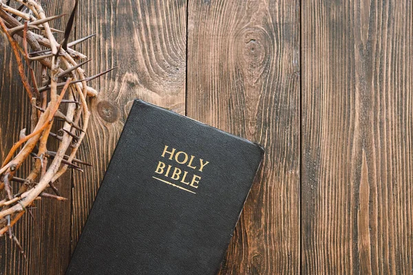 Krontörnen Och Heliga Bibeln Eller Boka Trä Bakgrund Kopiera Utrymme — Stockfoto