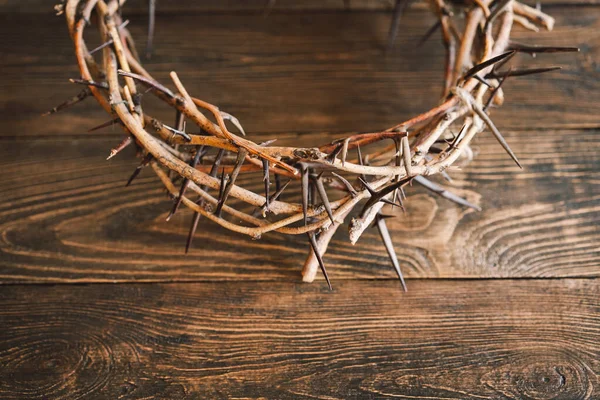 Jesus Crown Thorns Dan Kuku Dan Salib Latar Belakang Kayu — Stok Foto