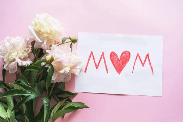 幸せな母の日 ピンクの背景にお母さんのための新鮮な牡丹とポストカード スタイリッシュなグリーティングカード グリーティングカードテンプレート付きテキスト — ストック写真