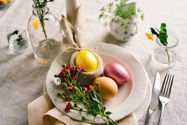 Happy Easter Stylish Easter Eggs Napkin Spring Flowers White Wooden — Zdjęcie stockowe