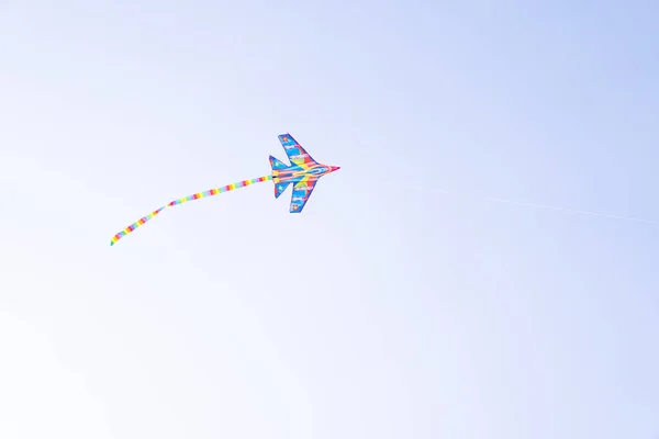 Uma Pipa Colorida Voar Contra Céu Azul Kite Voando Céu — Fotografia de Stock