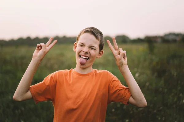 Портрет Смешного Мальчика Показывает Два Пальца Победу Мир Забавный Мальчик — стоковое фото
