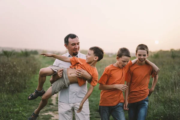Selamat Hari Ayah Ayah Dan Anak Berjalan Lapangan Ayah Memeluk — Stok Foto