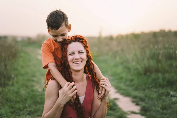 Glückliche Mutter Die Spaß Mit Ihrem Sohn Freien Hat Konzept — Stockfoto
