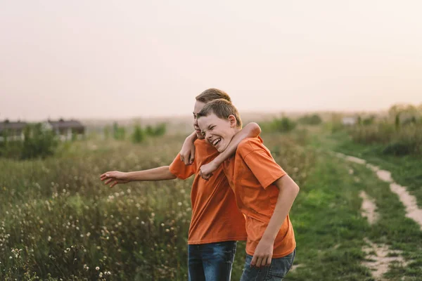 Lucu Saudara Kembar Laki Laki Dalam Shirt Oranye Bermain Luar — Stok Foto