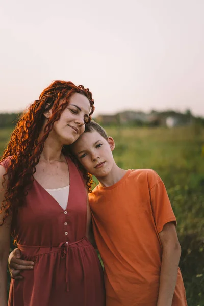 Feliz Madre Divirtiéndose Con Hijo Aire Libre Concepto Familia Amor —  Fotos de Stock