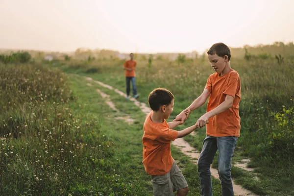 Zabawni Chłopcy Bracia Pomarańczowej Koszulce Bawiący Się Dworze Zachodzie Słońca — Zdjęcie stockowe