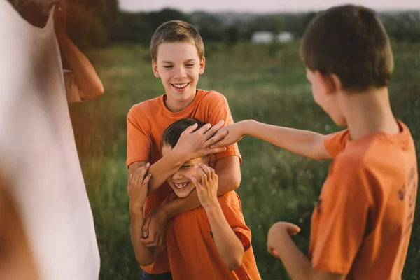 Roliga Pojkar Bröder Orange Shirt Som Leker Utomhus Fältet Vid — Stockfoto