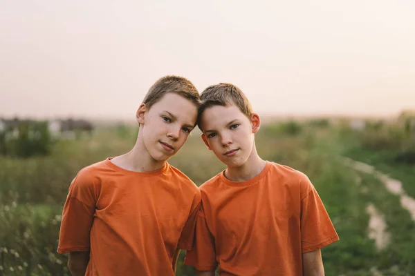 Grappige Tweelingbroers Oranje Shirt Spelen Buiten Het Veld Bij Zonsondergang — Stockfoto