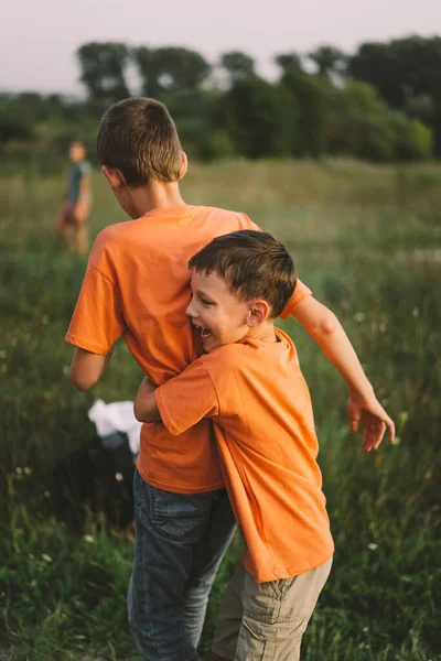 Divertidos Hermanos Chicos Una Camiseta Naranja Jugando Aire Libre Campo — Foto de Stock