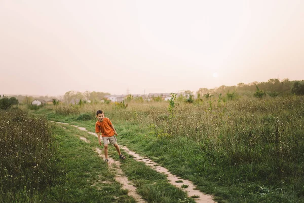 Potret Seorang Anak Laki Laki Lucu Dalam Kaos Oranye Dan — Stok Foto
