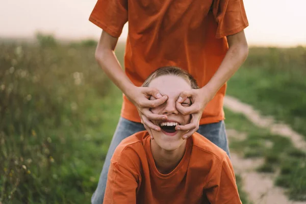 Turuncu Tişörtlü Komik Ikiz Kardeşler Gün Batımında Dışarıda Oynuyorlar Mutlu — Stok fotoğraf