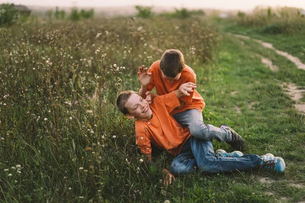 Lucu Saudara Kembar Laki Laki Dalam Shirt Oranye Bermain Luar — Stok Foto