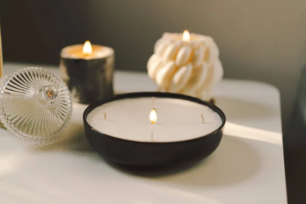 在屋里的桌子上点燃蜡烛 舒适的家居室内装饰 — 图库照片