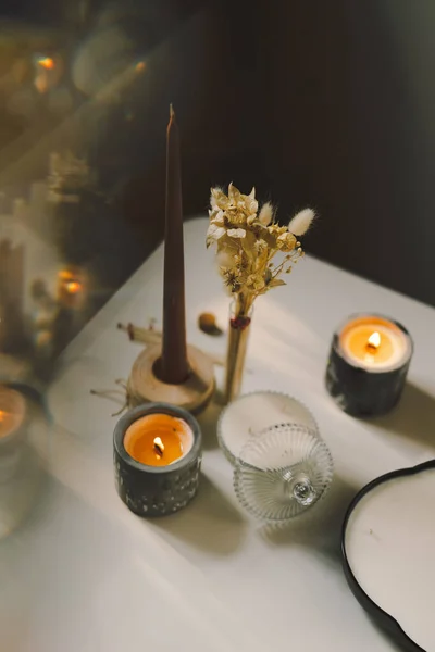 Κάψιμο Κεριών Στο Τραπέζι Άνετο Εσωτερικό Διακόσμηση Σπιτιού — Φωτογραφία Αρχείου