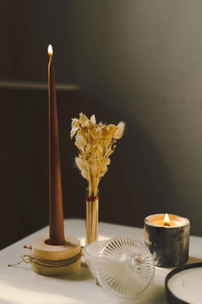 在屋里的桌子上点燃蜡烛 舒适的家居室内装饰 — 图库照片