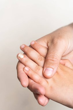 Tırnağı kırık bir çocuk eli. Acı veren çivi yaralı makro görüntüyü kaybetti