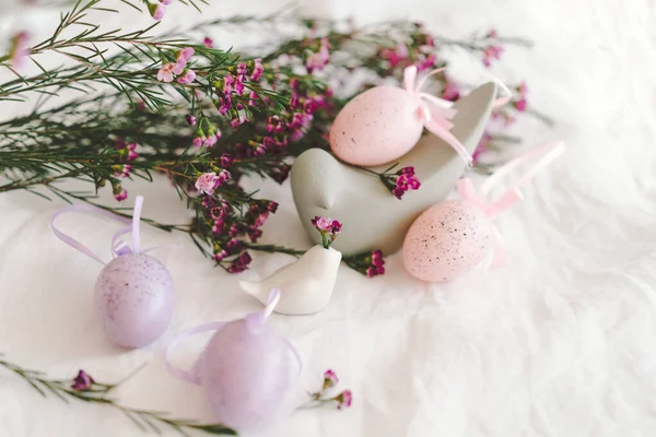 Пасхальні Яйця Квітами Білій Лляній Тканині Весна Великдень — стокове фото