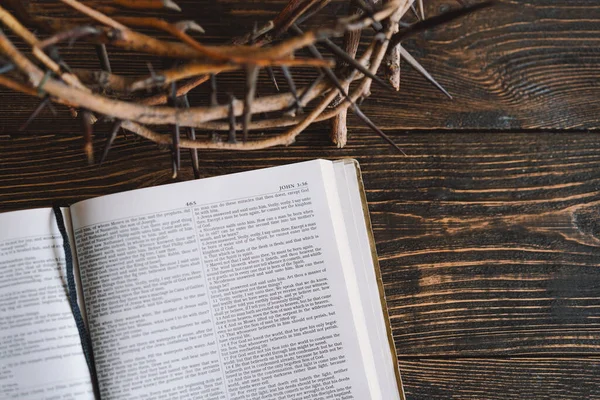 打开圣经 约翰福音 在木制背景上戴荆棘花环 耶稣基督的激情 灵修和宗教的概念 复活节 — 图库照片