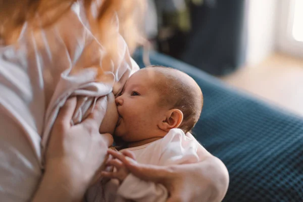 Bebé Recién Nacido Chupando Leche Mama Las Madres Retrato Mamá — Foto de Stock