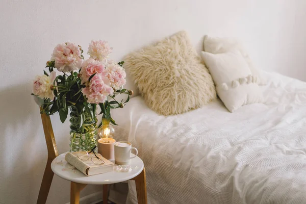 リビングルームの家のインテリアでまだ生活の詳細 グラス カップコーヒー 花束の白いピンクの牡丹の花で本を開きます 読んで休みなさい 居心地の良い家 — ストック写真