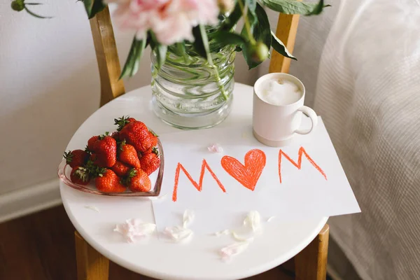 Śniadanie Dzień Matki Biały Talerz Kształcie Serca Świeżymi Truskawkami Filiżanka — Zdjęcie stockowe