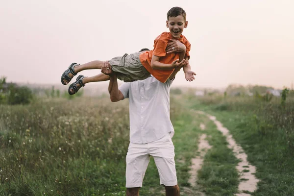 Днем Батька Батько Сином Ходить Полі Тато Обіймає Хлопчика Концепція — стокове фото