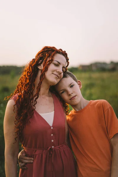 Boldog Anya Szórakozik Fiával Szabadban Családi Szerelmi Koncepció Anyák Napja — Stock Fotó