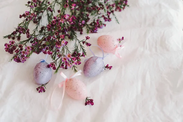Пасхальні Яйця Квітами Білій Лляній Тканині Весна Великдень — стокове фото