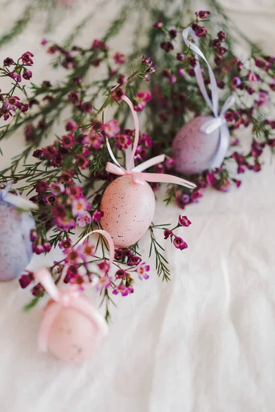 Velikonoční Vajíčka Květinami Bílém Plátně Jarní Velikonoční Koncept — Stock fotografie