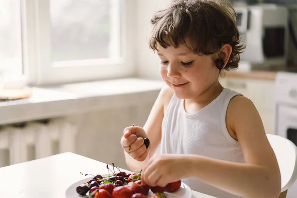 Lindo Niño Hermoso Comiendo Cereza Fresca Fresa Alimentación Saludable Infancia — Foto de Stock