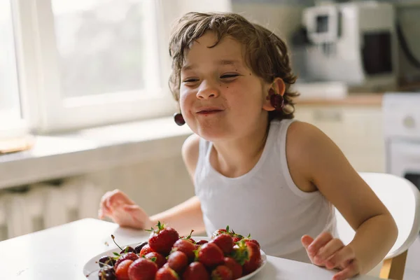 Anak Kecil Yang Lucu Yang Makan Ceri Segar Dan Stroberi — Stok Foto