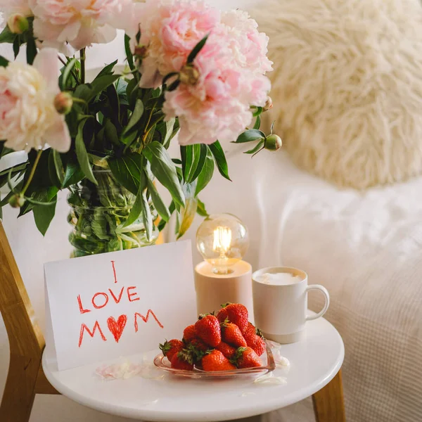 Frühstück Zum Muttertag Herzförmiger Weißer Teller Mit Frischen Erdbeeren Tasse — Stockfoto