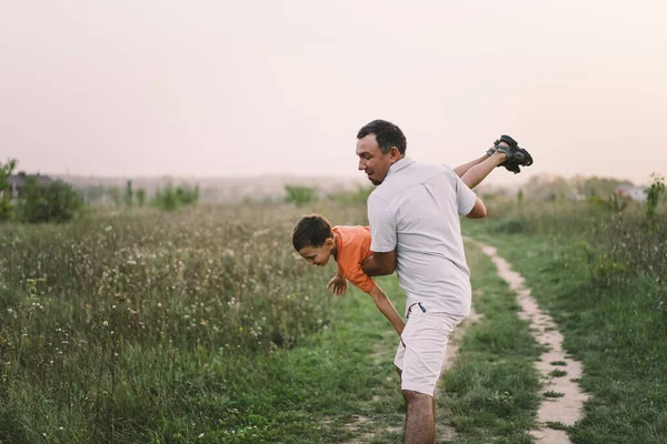 Babalar Günün Kutlu Olsun Babası Oğlu Tarlada Yürüyorlar Babam Sarılıyor — Stok fotoğraf