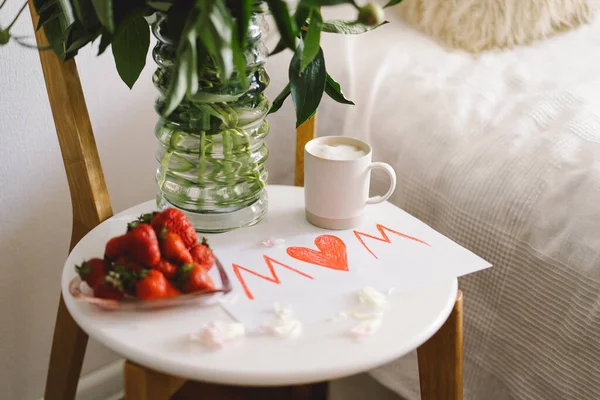 Ontbijt Voor Moederdag Hartvormige Witte Plaat Met Verse Aardbeien Kopje — Stockfoto