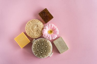 Anti-selülit kozmetik ürünleri. Doğal vücut fırçası, kozmetoloji, kabuk soyma, kaplıca ürünleri, güzellik konsepti. Evde cilt bakımı için doğal malzemeler. Anti-selülit masajı için tahta fırça.