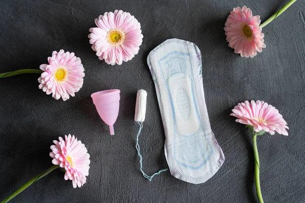 Conceito Período Menstrual Almofada Feminina Branca Higiênica Xícara Menstrual Tampão — Fotografia de Stock