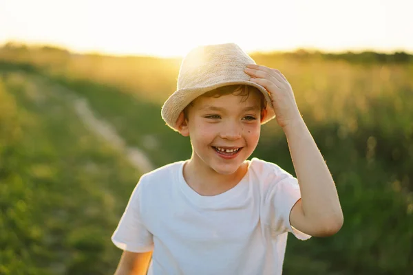 Potret Seorang Anak Kecil Yang Tersenyum Dengan Kaos Putih Dan — Stok Foto