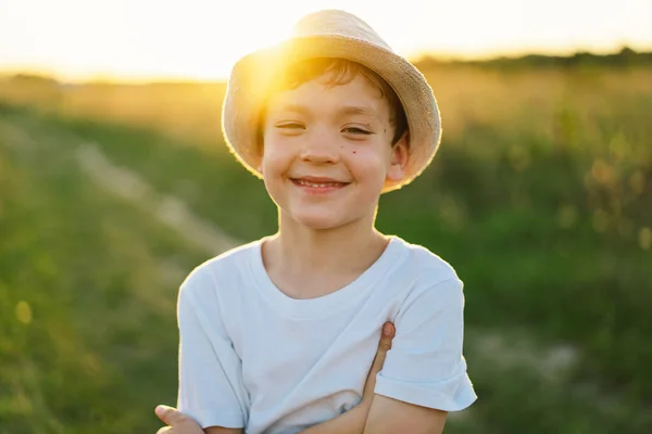 Retrato Niño Sonriente Con Una Camiseta Blanca Sombrero Jugando Aire —  Fotos de Stock