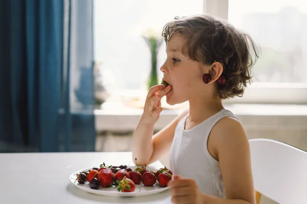 Anak Kecil Yang Lucu Yang Makan Ceri Segar Dan Stroberi — Stok Foto