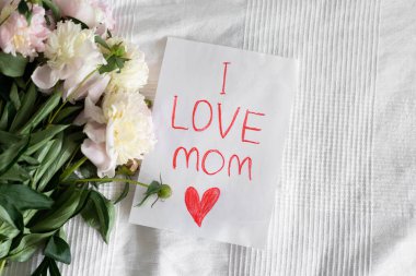 Anneler Günün kutlu olsun. Annem için beyaz arka planda yeni elemanlar ve kartpostal. Hoş bir tebrik kartı. Metinli tebrik kartı şablonu