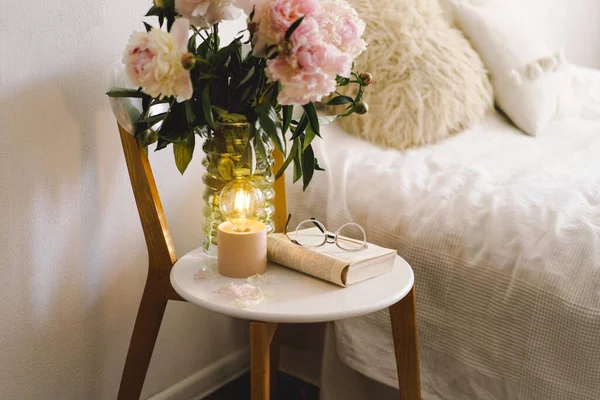 客厅室内静谧的生活细节 翻开书本 配上眼镜 杯咖啡和一束白色粉红牡丹花 读书和休息 舒适的家 — 图库照片