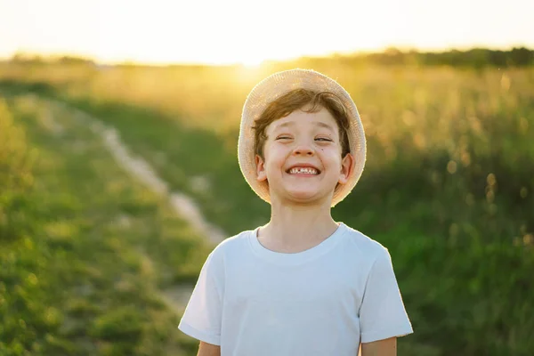 Retrato Niño Sonriente Con Una Camiseta Blanca Sombrero Jugando Aire — Foto de Stock