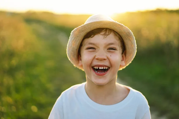 Portret Van Een Lachend Jongetje Een Wit Shirt Hoed Die — Stockfoto