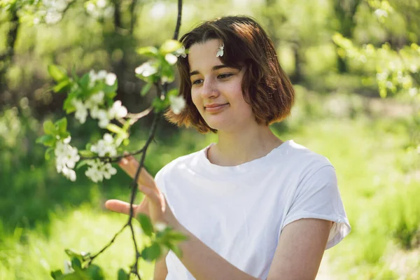 Menina Adolescente Bonita Com Flores Primavera Apreciando Natureza Rindo Jardim — Fotografia de Stock