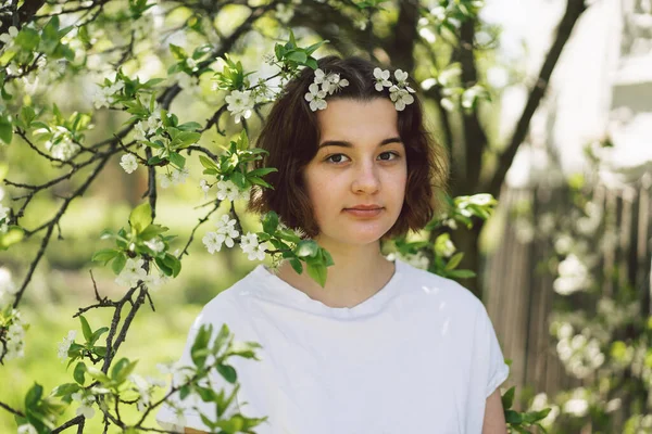 Schöne Teenager Mädchen Mit Frühlingsblumen Genießen Die Natur Und Lachen — Stockfoto