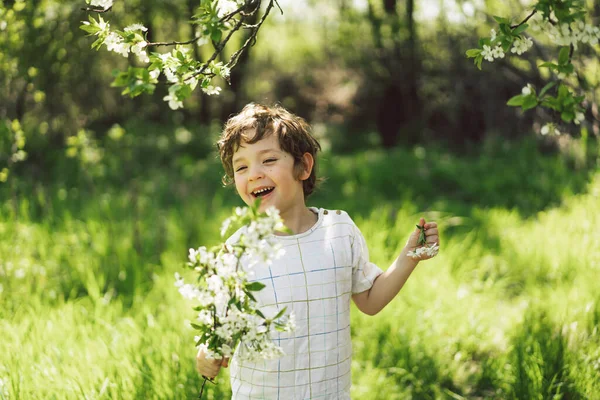 Joyeux Petit Garçon Marchant Dans Jardin Printemps Enfant Jouant Avec — Photo