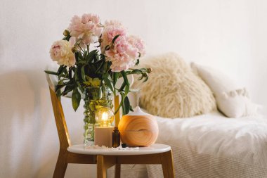 Aromaterapi Konsepti. Yatak odasında Aroma yağı difüzörüne karşı sandalye. Oda spreyi. Ev için ultrasonik aroma ayırıcı