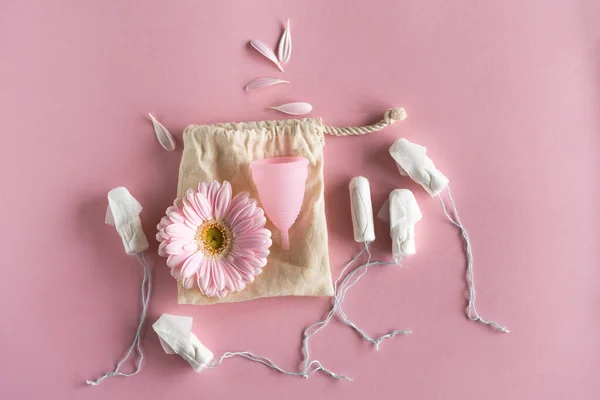 Tamponok Menstruációs Csésze Rózsaszín Háttér Menstruációs Csésze Tamponok Zéró Hulladék — Stock Fotó