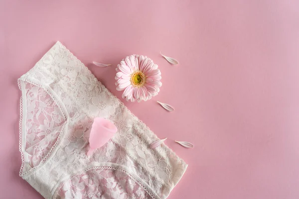Szilikon Menstruációs Csésze Női Egészség Alternatív Higiénia Kupa Virággal Rózsaszín — Stock Fotó